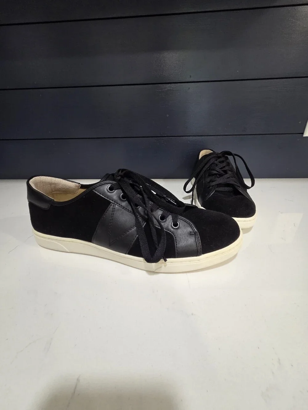 Vionic Jerome Suede Lace Up Comfort Support Rubber Sole Sneaker Shoe size 9.5